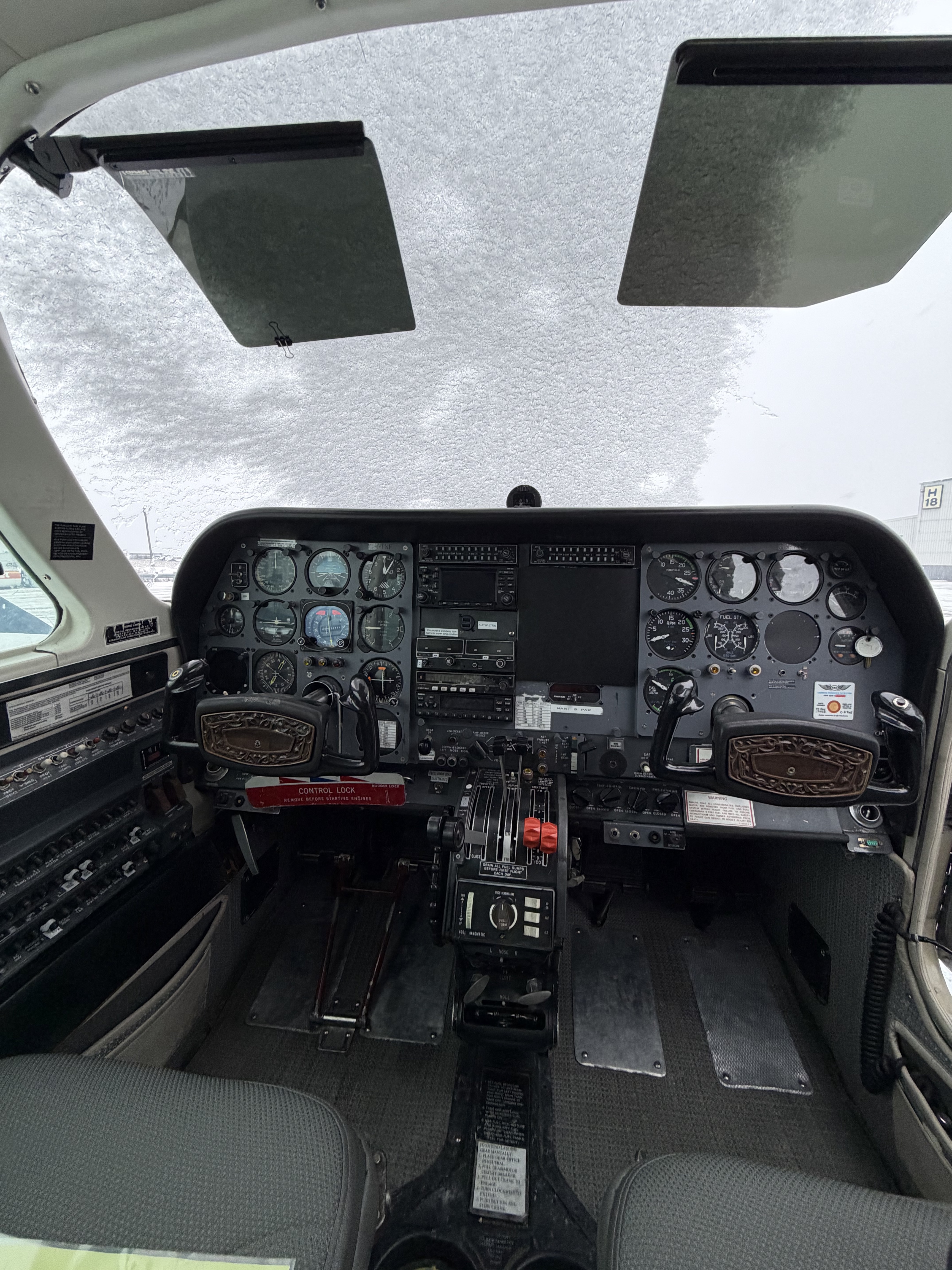 Cockpit C-FTNF — Cessna 310